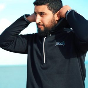 قميص المُعَتَزْ الأسود